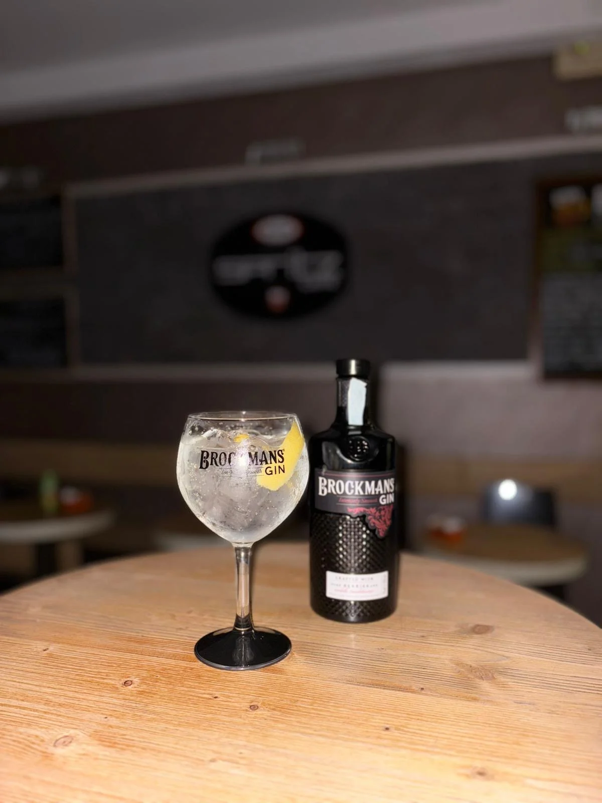 Gin tonic Brockmans con la sua bottiglia