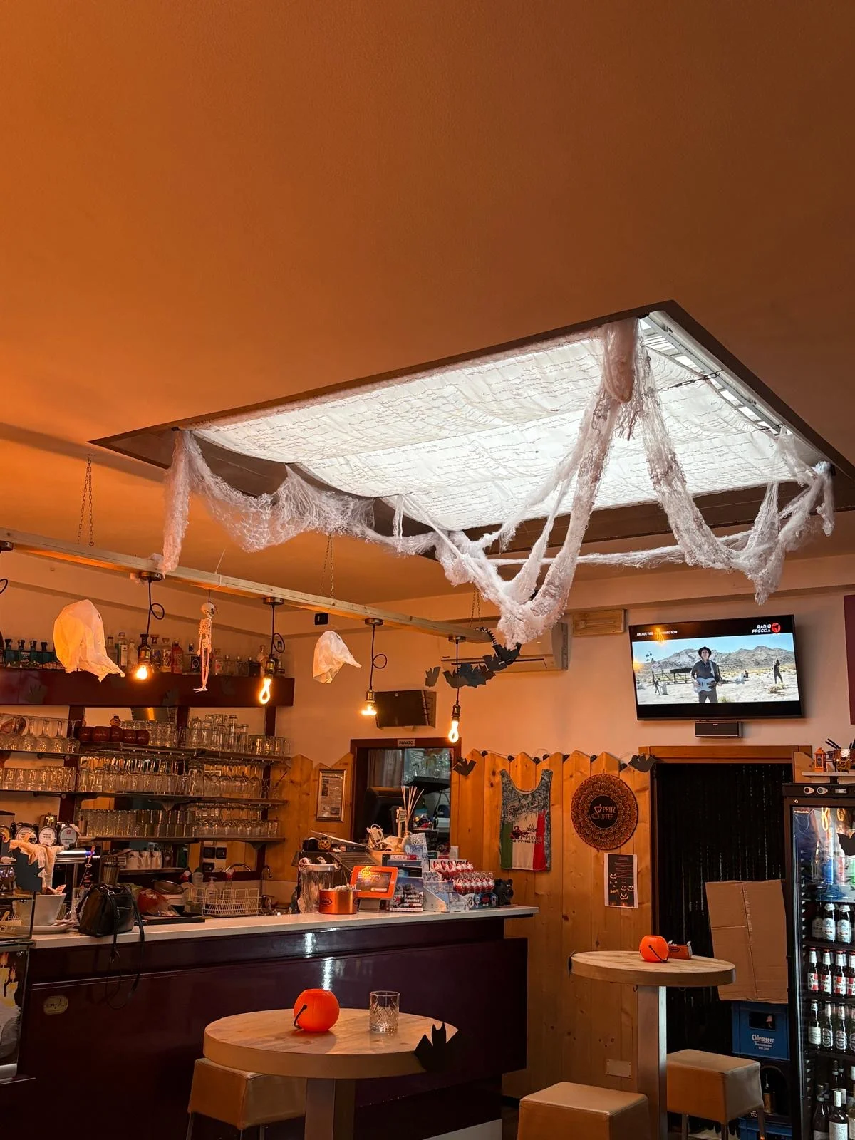 Il bancone e la sala di Spritz&Coffee a Domegge di Cadore Il bancone e la sala di Spritz&Coffee a Domegge di Cadore